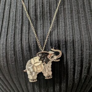 Collier éléphant nacré