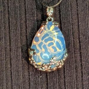 Collier argenté pendentif goutte bleue motif doré