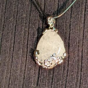 Collier argenté pendentif pierre blanche