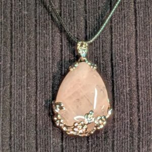 Collier avec pendentif goutte rose facettée
