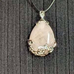 Collier avec pendentif goutte rose pâle