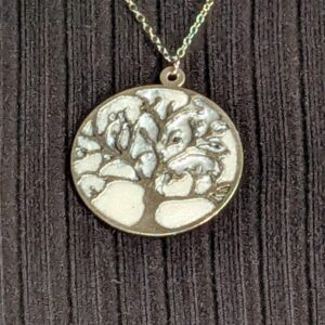 Collier argenté avec pendentif arbre de vie