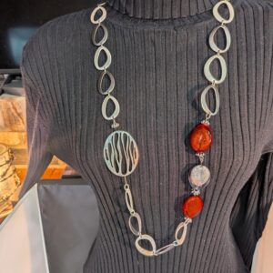 Collier asymétrique argenté avec éléments rouges