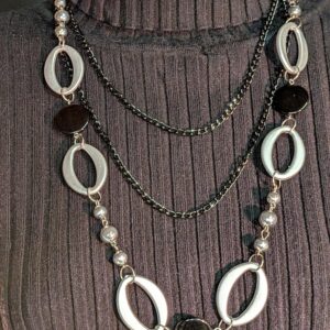 Collier noir et argent à anneaux ovales vue rapprochée