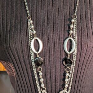 Collier noir et argent à anneaux ovales