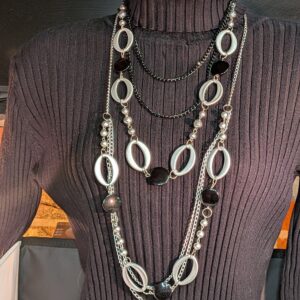 Collier multicouche noir et argent contemporain