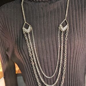 Collier argenté multichaînes à éléments géométriques
