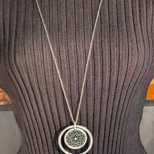 Collier argenté avec pendentif circulaire ajouré