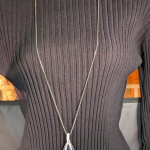 Collier argenté à pendentif goutte bleu nuit