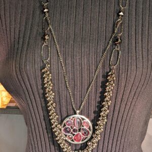 Collier noir à pendentif rond pierres rouges