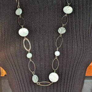 Collier argenté nacre géométrique