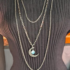 Collier multicouches lune argentée et pierre bleue