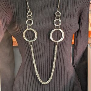 Collier argenté à anneaux texturés
