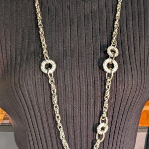 Collier argenté à anneaux texturés