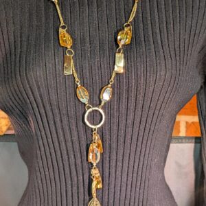 Collier doré cristaux ambre et feuille