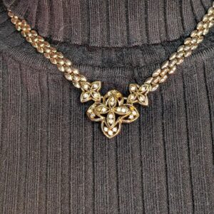 Collier doré fleurs serties