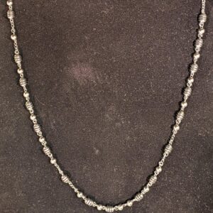 Collier perles argentées modernes