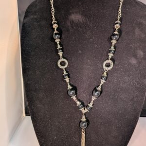 Collier noir argenté à pampille