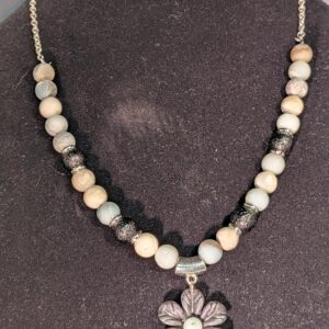 Collier fleur grise artisanale