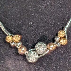Collier perles fantaisie métalliques