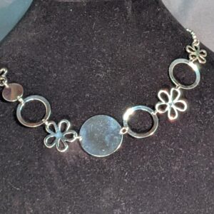 Collier fleurs géométriques argentées