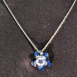 Collier fleur saphir
