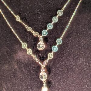Collier cristal et motifs filigranes
