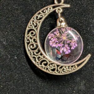 Collier lune fleurs mauves et papillon