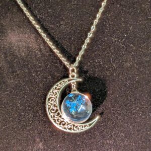 Collier lune fleurs bleues séchées