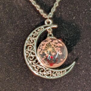 Collier lune fleurs roses séchées