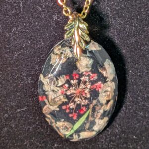 Pendentif ovale fleurs sauvages séchées