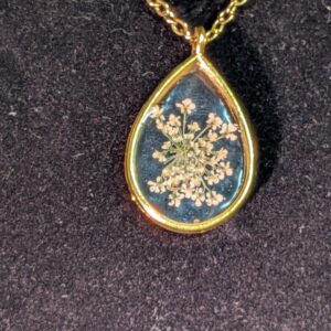 Collier goutte fleur séchée bleue